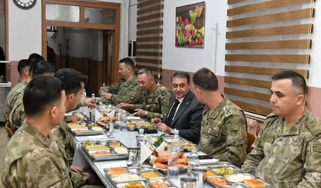 Vali Şıldak, Akçakale Hudut Karakolunda Mehmetçik ile İftar Yaptı