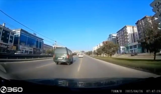 Cadde de Tehlikeli Sürüş! Hafif Ticari Araç Makas Atarken Yakalandı