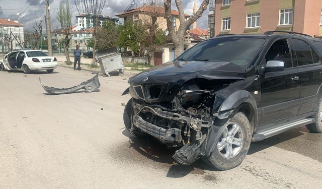 Karaman’da Kavşakta Feci Çarpışma!