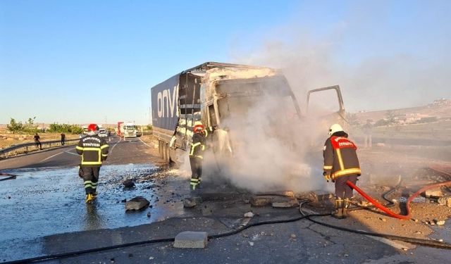Şanlıurfa’da Seyir Halindeki Tır Alev Aldı
