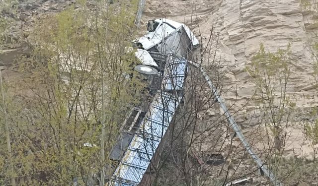 Sivas’ta 70 Metrelik Uçuruma Düşen Tırın Sürücüsü Mucizevi Şekilde Nasıl  Kurtuldu