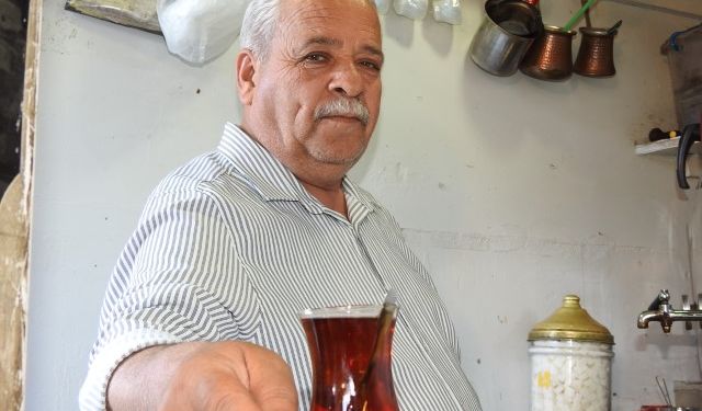 Çaycı İsmet Baba" 35 Yıldır Gönülleri Isıtıyor!