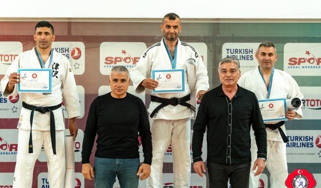 Judo Veteranlar Şampiyonası'nda 2 Madalya ile Döndü