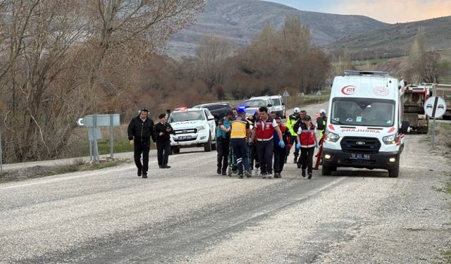 Sivas'ta Öğretmenleri Taşıyan Minibüs ile Otomobil Çarpıştı: 1 Ölü, 2 Ağır Yaralı