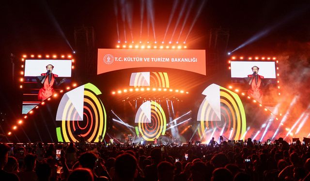 Derya Uluğ’dan Şanlıurfa’da Unutulmaz Konser!