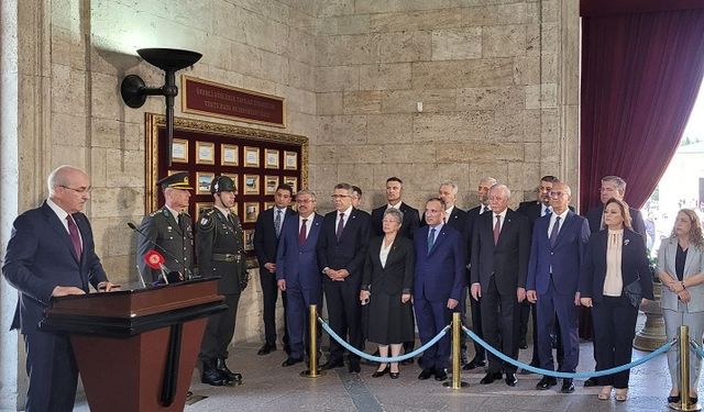 TBMM Başkanı Numan Kurtulmuş ve Başkanlık Divanı Anıtkabir’i Ziyaret Etti