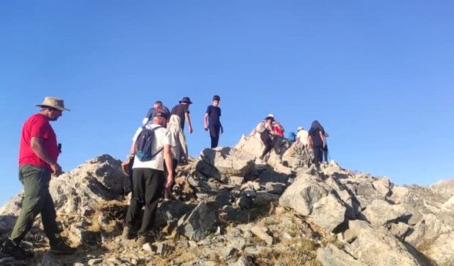 Mereto Dağı'na Zirve Yolculuğu: Şanlıurfalı Dağcılar  Zirveye Ulaştı