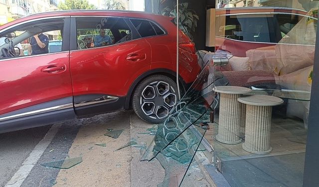Edirne'de Akıl Almaz Kaza: Geri Viteste Bırakılan Otomobil Mağazaya Daldı!