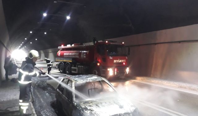 Kargı Tüneli'nde Dehşet Anları: Seyir Halindeki Otomobil Alev Topuna Döndü!