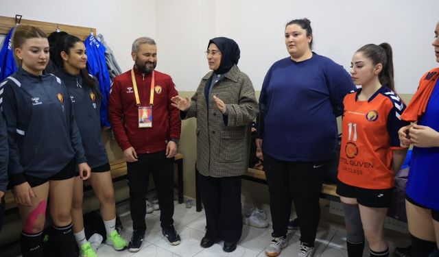 Cevahir Asuman Yazmacı, Güneşin Çocukları Kadın Hentbol Takımını Tebrik Etti