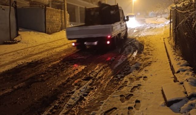 Şanlıurfa Eyyübiye’de Karla Mücadele Gece Boyunca Sürdü!