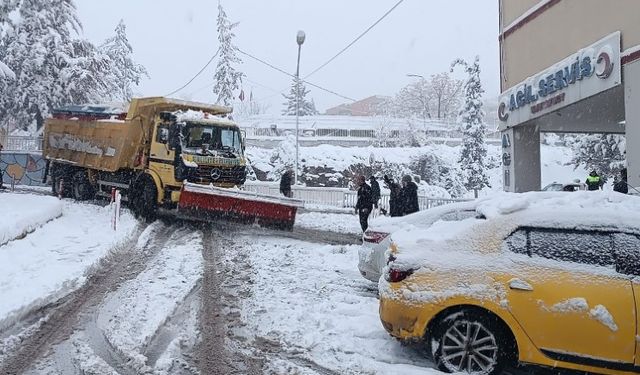 Şanlıurfa Haliliye’de Karla Mücadele Aralıksız Sürüyor!