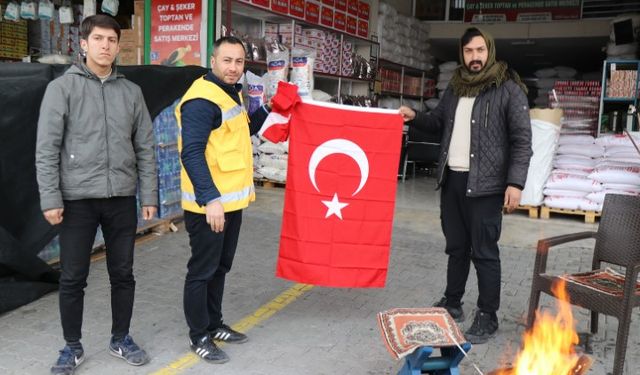Haliliye Belediyesi Şanlıurfa'da Bayrak Dağıtarak Milli Değerlere Sahip Çıkıyor