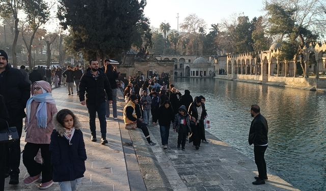 Kar Sonrası Şanlıurfa’da Balıklıgöl Ziyaretçi Akınına Uğradı