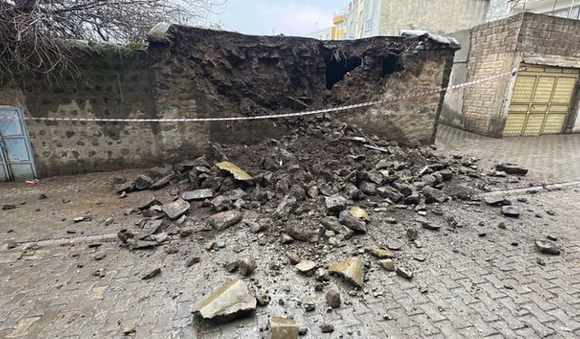 Siverek’te Toprak Damlı Ev Yıkıldı: