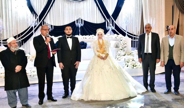 İsa Kızıldemir, Nikâh Akdine Şahitlik Yaparak Çifte Tebriklerini İletti