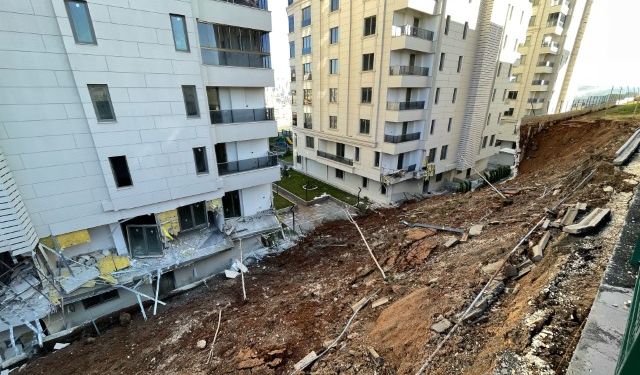 Karaköprü’de İstinat Duvarı Çöktü: 4 Daire Hasar Gördü