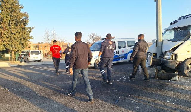 Şanlıurfa Birecik’te Tarım İşçilerini Taşıyan Minibüs Direğe Çarptı!