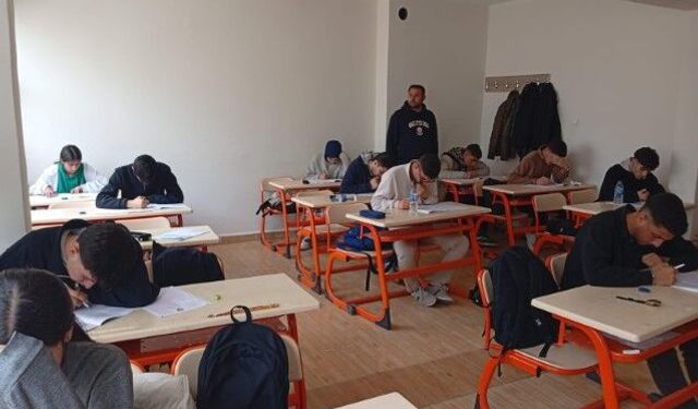 Viranşehir Belediyesi Genç Bilgi Evi’nde YKS Öğrencilerine Ücretsiz Deneme Sınavı