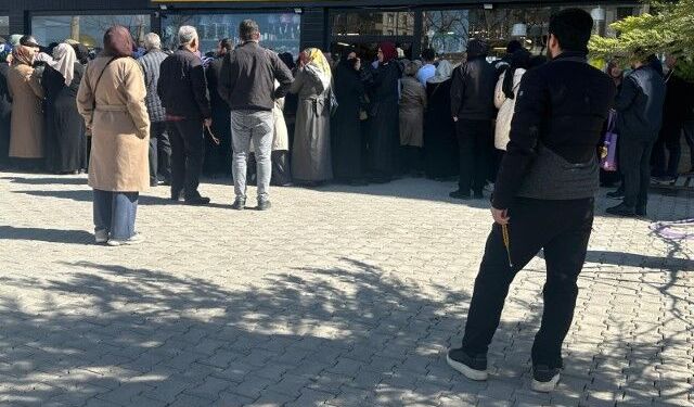 Şanlıurfa’da Züccaciye Mağazasında Saatlerce Kuyruk Çilesi