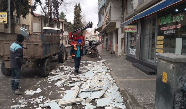 Birecik’te Tehlike Oluşturan Bina Kaplamaları Kontrollü Şekilde Sökülüyor!