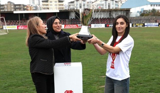 Milletvekili Yazmacı, Siverek Kadın Spor Kulübü’nün Şampiyonluk Törenine Katıldı