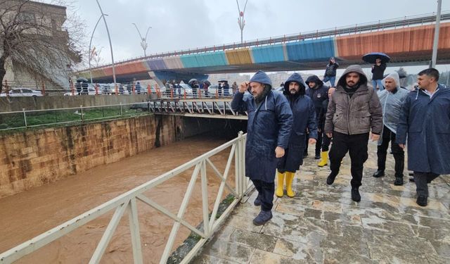 Şanlıurfa’da sağanak hayatı felç etti: Yollar göle döndü