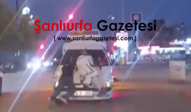 Şanlıurfa’da tehlikeli yolculuk! Çekicinin arkasına asılan gençler kamerada