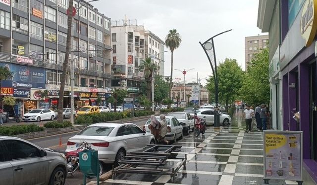 Şanlıurfa’da Aniden Bastıran Yağmur Vatandaşı Hazırlıksız Yakaladı