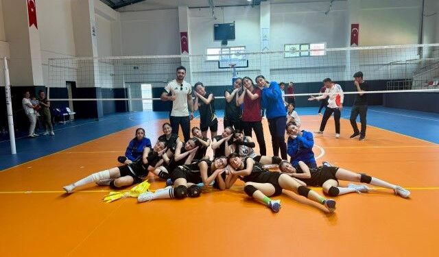 Siverek Spor Lisesi Voleybolda Şampiyon Oldu