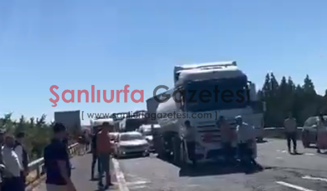 Şanlıurfa Otobanında Tır Devrildi: 3 Yaralı