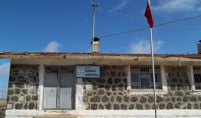 Şanlıurfa'da üniversite öğrencileri ilkokulun duvarlarını boyadı