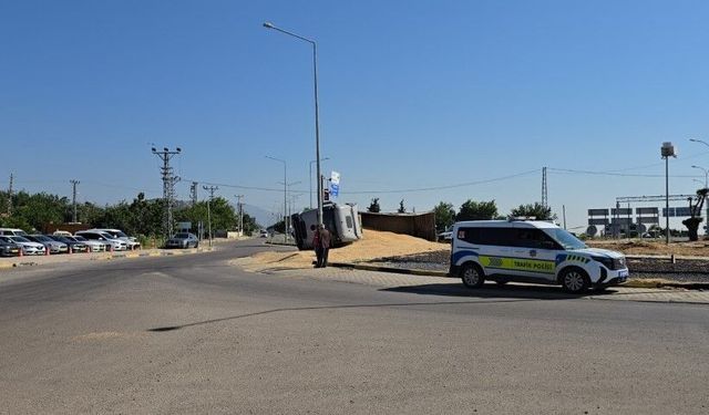 Şanlıurfa’dan Yola Çıkan Tır Kavşakta Devrildi