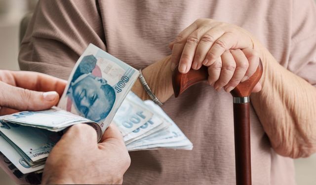 2026 En Düşük Emekli Maaşı Ne Kadar Olacak? İşte Masadaki 3 Farklı Zam Oranı ve Net Rakamlar!