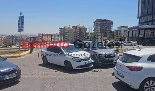 Şanlıurfa'da İki Otomobil Çarpıştı: Maddi Hasarlı Kaza