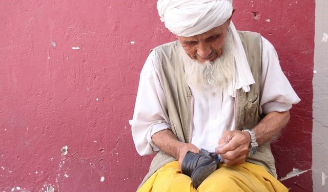 Kilometrelerden gelip alın terini Şanlıurfa topraklarına döktü: 7 çocuğun ekmek kapısı bir sanduka!