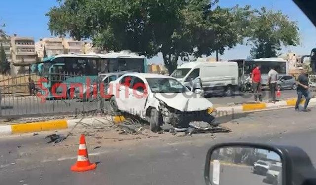 Şanlıurfa'da Otomobil Refüje Çarptı: Sürücü Yaralandı