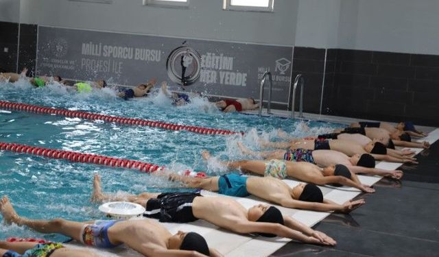 Karaköprü Belediyesi'nden Çocuklara Ücretsiz Yüzme Eğitimi!