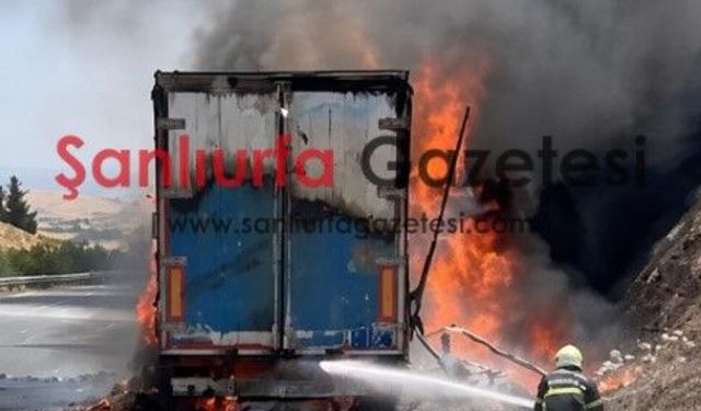 Şanlıurfa'da Seyir Halindeki TIR Alev Alev Yandı!