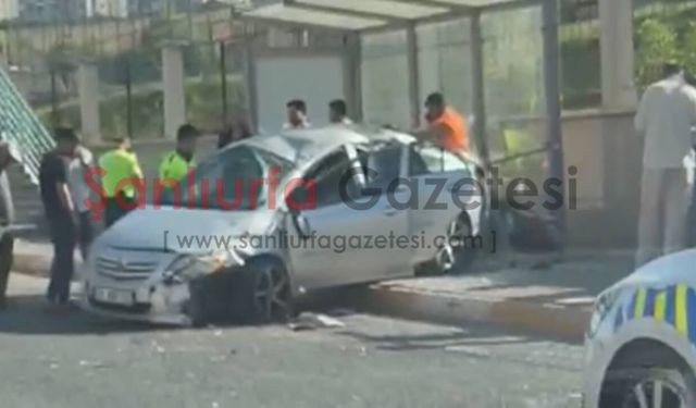 Şanlıurfa'da kontrolden çıkan otomobil durağa daldı: 2 Yaralı