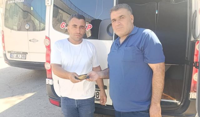 Şanlıurfa'da örnek davranış: Dolmuşta bulduğu 800 Bin TL'lik altınları sahibine teslim etti