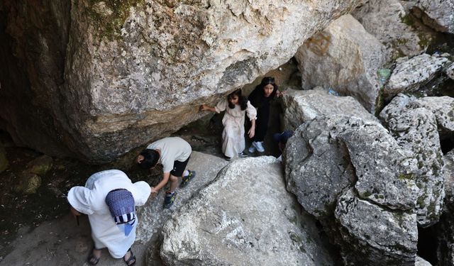 Şanlıurfa’nın çöl sıcağından kaçıp Elazığ’ın Buzluk Mağarasında serinliyorlar