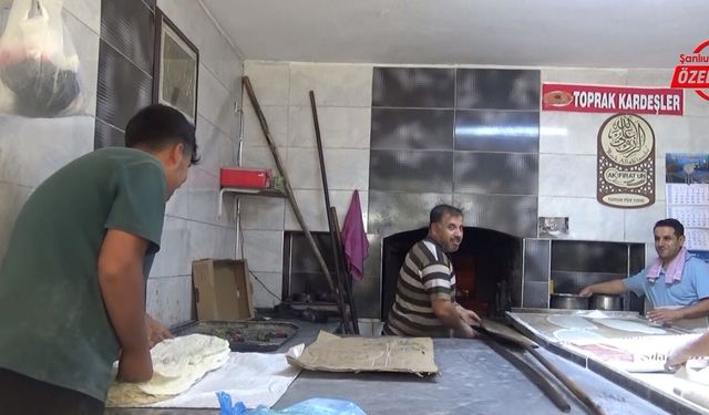Şanlıurfalı fırıncılar 45 derecenin altında ekmek mesaisini sürdürüyor
