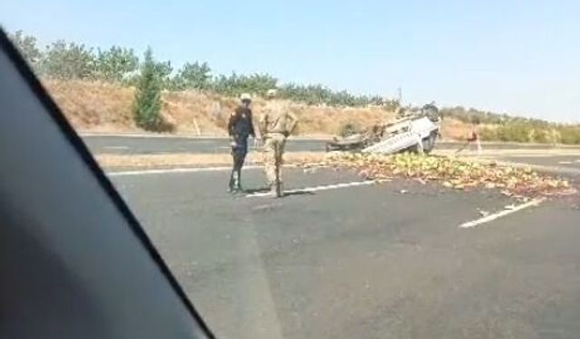 Şanlıurfa’da karpuz yüklü kamyonet devrildi