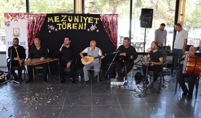 Şanlıurfa'da okuma yazma öğrenen anneler mezuniyet sevinci yaşadı