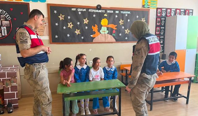 Şanlıurfa jandarma hem sahada hem de okullarda çocukların yanında!