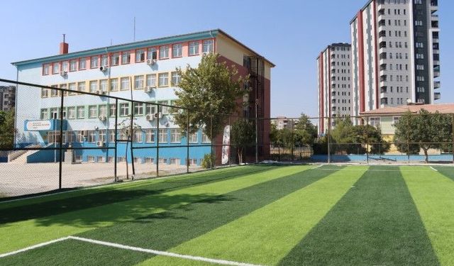 Şanlıurfa Karaköprü’de 5 Okula Sentetik Çim Saha Kazandırılıyor
