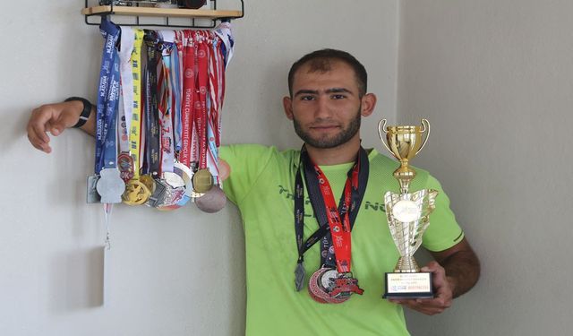 Şanlıurfalı usta gündüz inşaatlarda harç karıyor, akşam şampiyonluk için ter döküyor