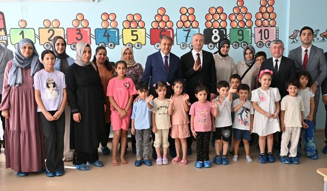 Şanlıurfa Valisi Hasan Şıldak ve İl Millî Eğitim Müdürü Hasan Kökrek, minik öğrencilerin heyecanına ortak oldu