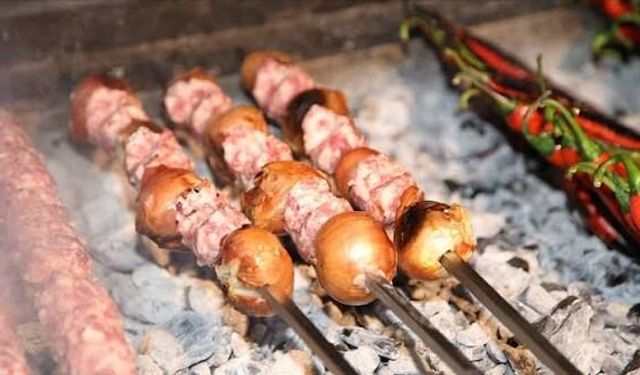 Urfa’nın Meşhur Soğan Kebabı Böyle Yapılıyor! Hikâyesi Dikkat Çekti